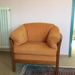 orangenes Sofa und zwei Sessel zu verschenken 1