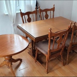 zwei Tische und fünf Stühle