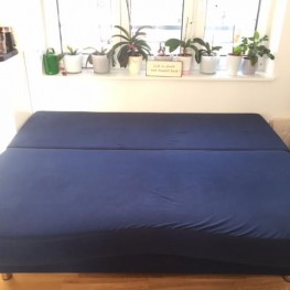 blaues Sofa mit Schlaffunktion zu verschenken 1