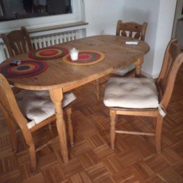 Esstisch mit 4 Stühlen 