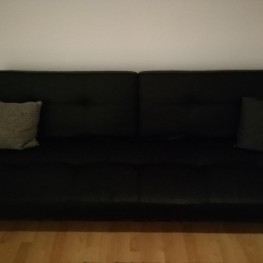 Schwarzes ausziehbares Sofa 