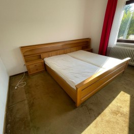 Großes Bett (Holz): 200x200cm inklusive Nachttischen , Beleuchtung und Lattenroste. Bereits abgebaut 1