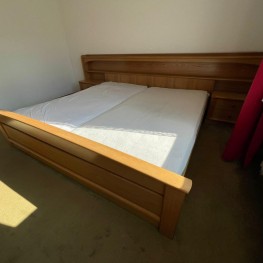 Großes Bett (Holz): 200x200cm inklusive Nachttischen , Beleuchtung und Lattenroste. Bereits abgebaut 2