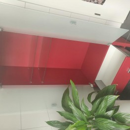 Roter Schrank/Highboard mit Milchglas 1