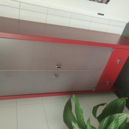 Roter Schrank/Highboard mit Milchglas