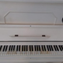 Weißes Klavier zu verschenken. 2