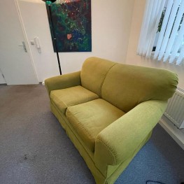 Zwei-Sitzer Sofa zu verschenken 1