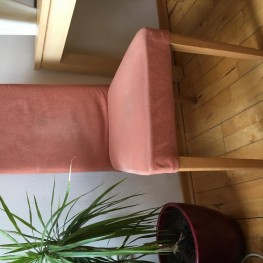 Stuhl in terracotta Farben 