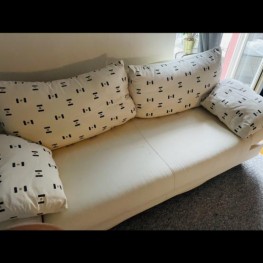 Sofa in beige/Creme, Zweisitzer  1