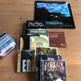 Romane, Musik-CDs und 2 Bilder 1