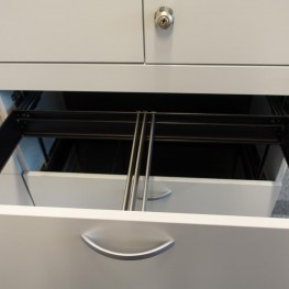 Grauer Doppelbüroschrank mit Aktenschubladen 1