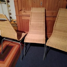 Drei geflochtene Stühle