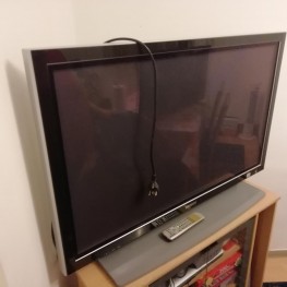 Fernseher, älteres Modell mit Lautsprechern