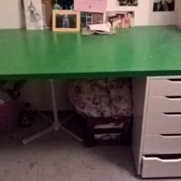 Grün-weißer IKEA Schreibtisch