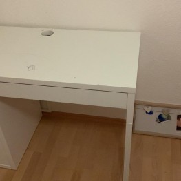 Schreibtisch und Drehstuhl IKEA