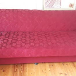 Rotes Sofa zum Ausklappen