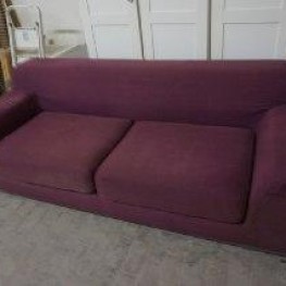 Großes lila Ikea-Sofa zu verschenken