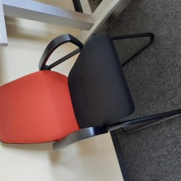 Besprechungsraum-Stühle (rot/schwarz)