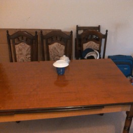 Tisch mit 3 Stühle