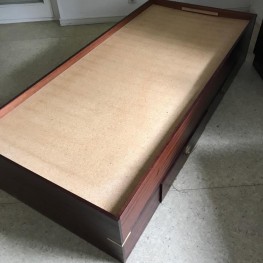 Holzmöbel, Schrank und Bett 1