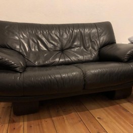 Schwarzes schlichtes Sofa (Mit Überwurf von IKEA) 1