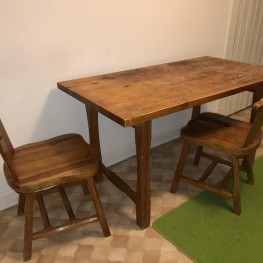 Esstisch mit 2 Stühlen