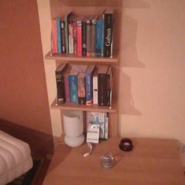Nachttische mit passendem Bücherregal 