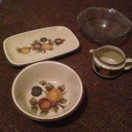 Geschirr - Schalen mit Blumenmuster und Glasschale