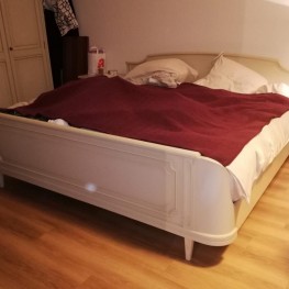 Gute Schlafzimmermöbel in gebrochenem Weiß 