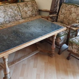 Antique Sofa und Tisch 1