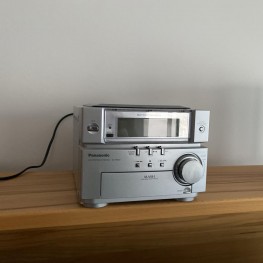 Mini-Stereoanlage mit Lautsprechern  1