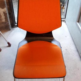 16 orange Stühle 1