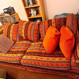 Großes Sofa, Maße ca. 273cm x 110cm (breite mal tiefe). Sehr guter Zustand