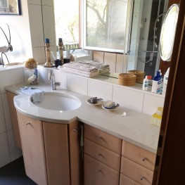 Bad Interieur Waschbecken Unterschränke Spiegel und mehr 