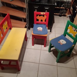 Kindertisch + Bank und Stühle 2
