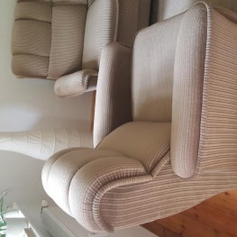 gut erhaltene 3-Sitzer Couch und 2 Sessel zu verschenken 2