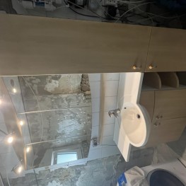 Badezimmerset mit Unter-, Hoch- und Spiegelschrank sowie Waschtisch