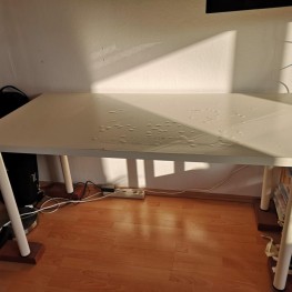 Großer weißer Schreibtisch 