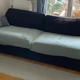 Schwarzes IKEA-Sofa mit Schlaffunktion zu verschenken