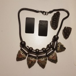 Kette mit auffälligen Steinen, schwarze Ohrringe und Ringe