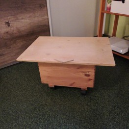 Holzbox mit Tischplatte