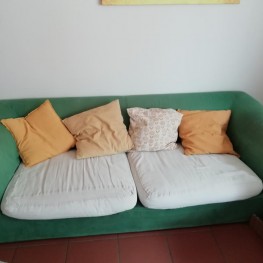 Bequemes grünes Sofa