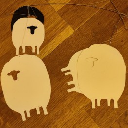 Mobile mit Schaffiguren