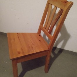 Zwei Ikea -Holzstühle abzugeben 