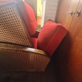 Wunderbare Oma-Sessel in dunklem Rot teils mit Geflecht 1
