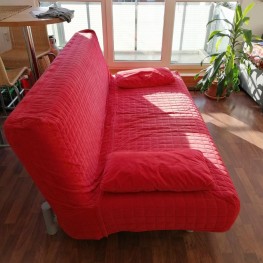 Bettsofa von Ikea mit Bezug in Rot