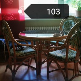 Tisch mit 4 Stühlen 1