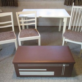 Tisch, Stühle, Truhe - Vintage 40iger Jahre 