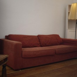 großes, rotes Sofa