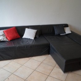 Zweiteiliges Sofa mit Stauraum zu verschenken!
